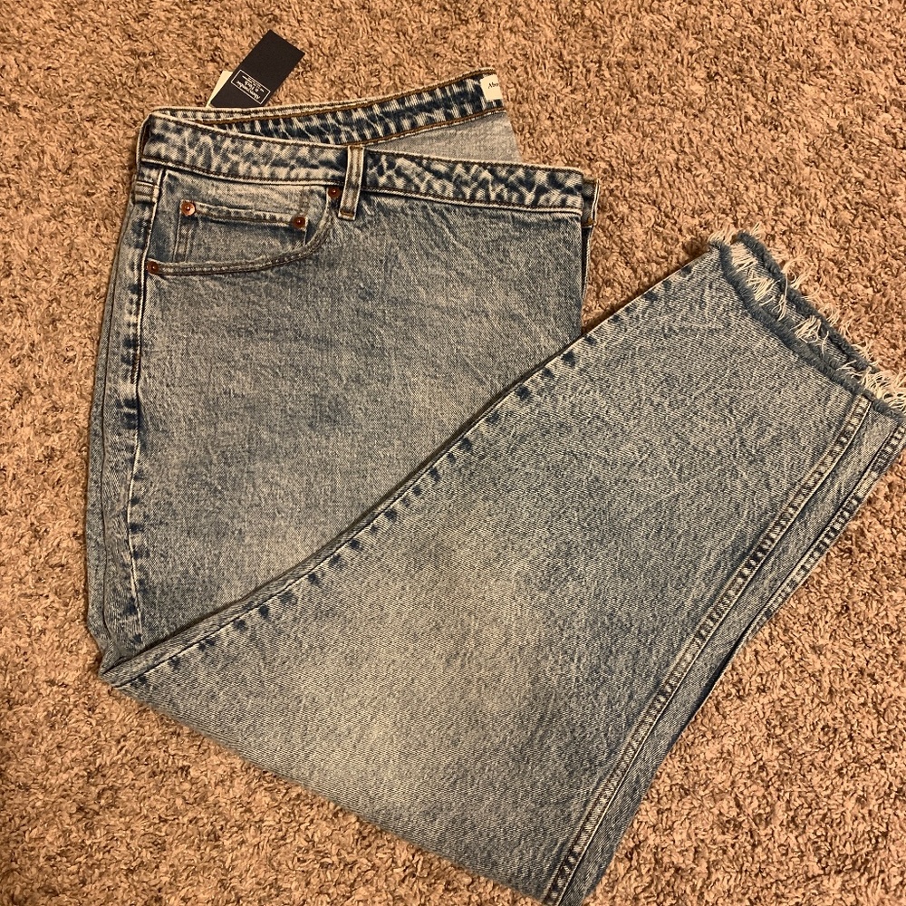 Abercrombie & Fitch Curve Love High Rise Mom Jeans Size 37W/R Medium Wash